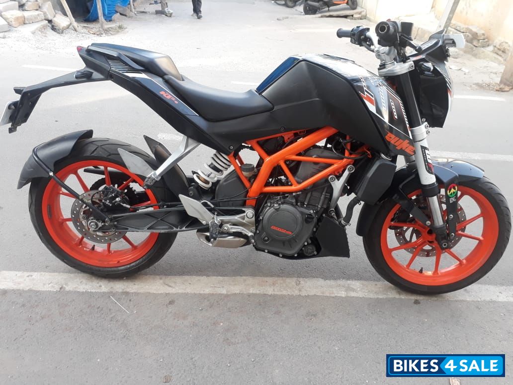 Black KTM Duke 390 Black KTM Duke 390