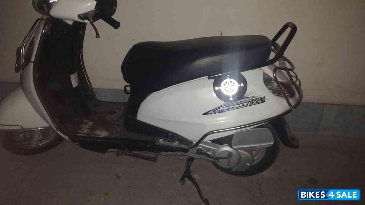 White Suzuki Access 125