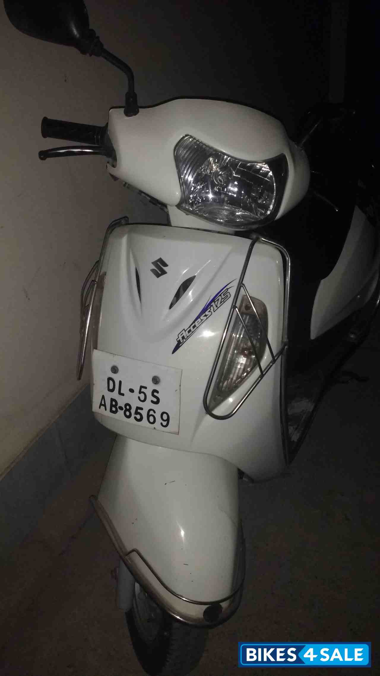 White Suzuki Access 125 White Suzuki Access 125
