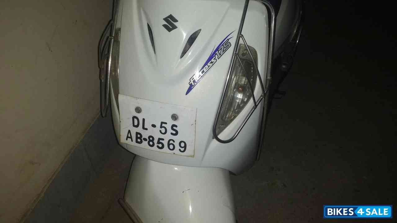 White Suzuki Access 125 White Suzuki Access 125