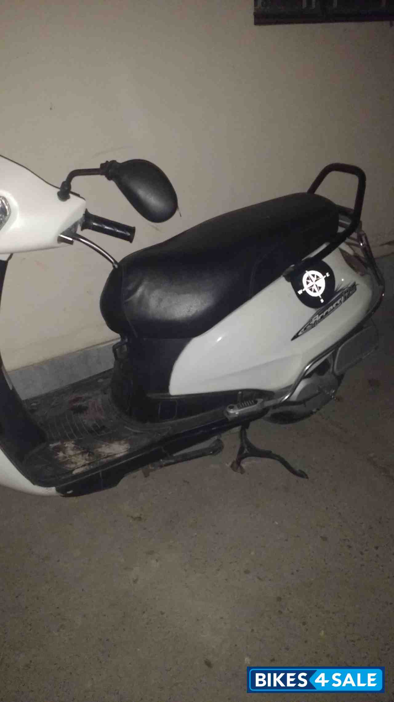 White Suzuki Access 125 White Suzuki Access 125