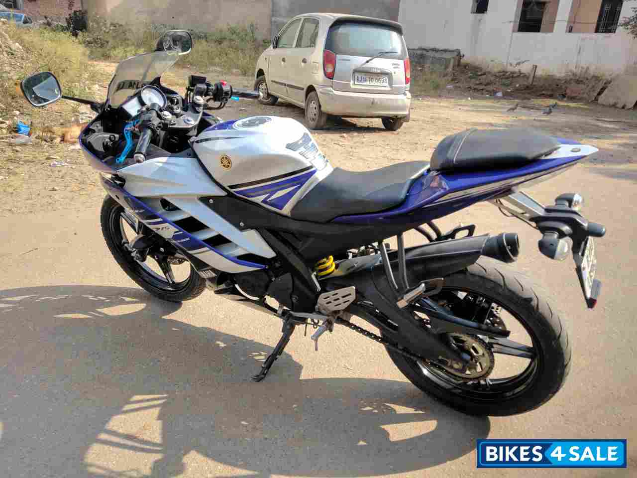 White-blue Yamaha YZF R15 V2 White-blue Yamaha YZF R15 V2