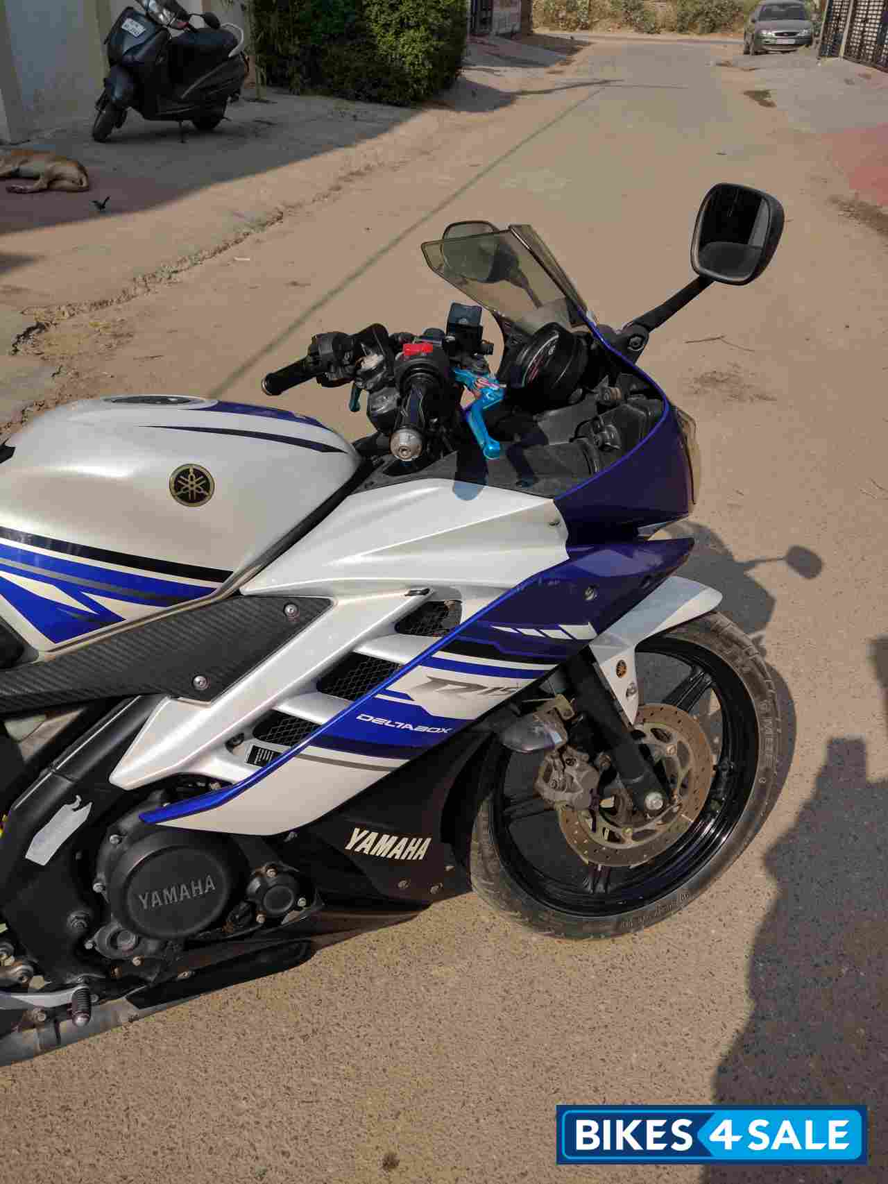 White-blue Yamaha YZF R15 V2 White-blue Yamaha YZF R15 V2
