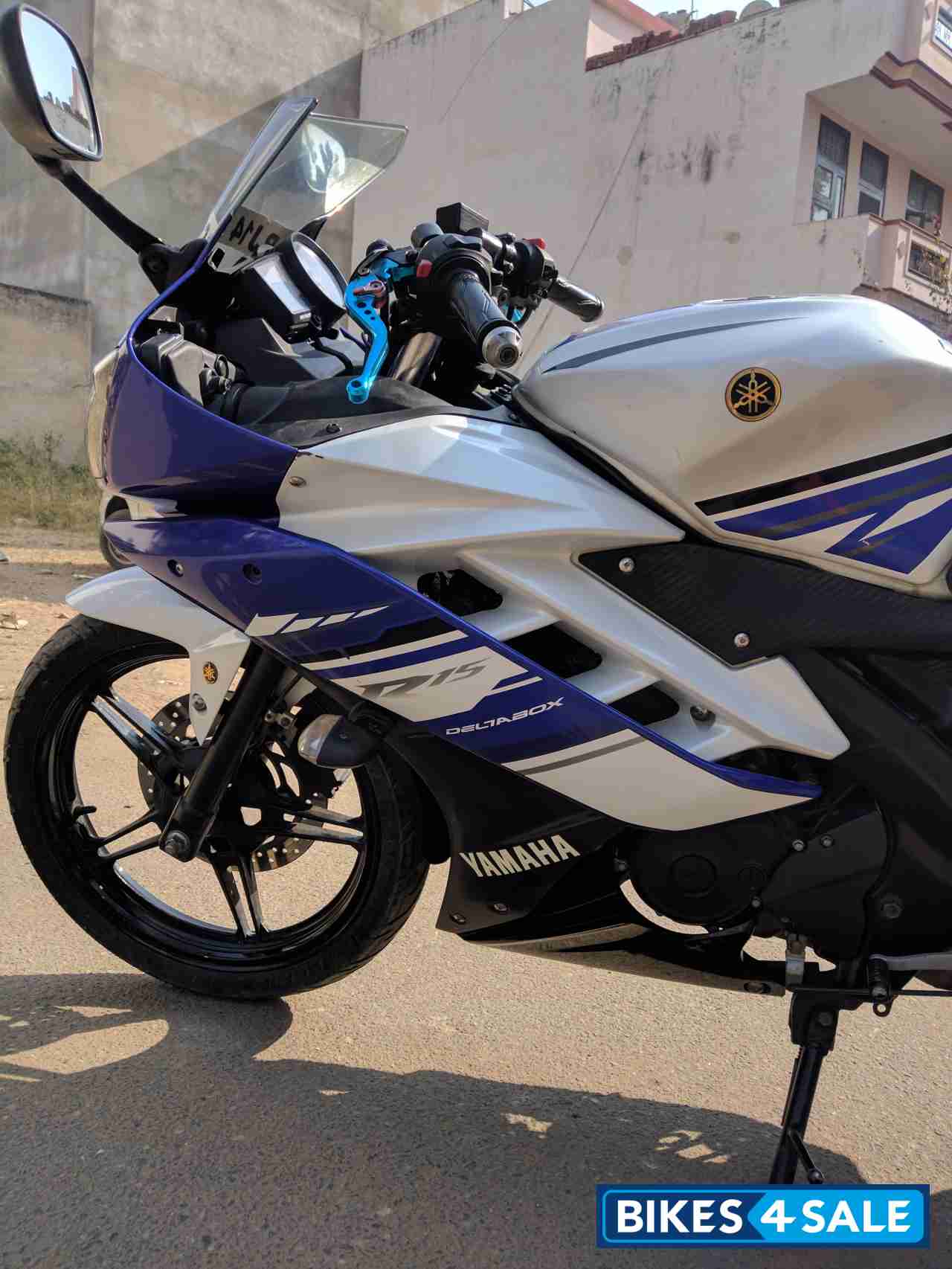White-blue Yamaha YZF R15 V2 White-blue Yamaha YZF R15 V2