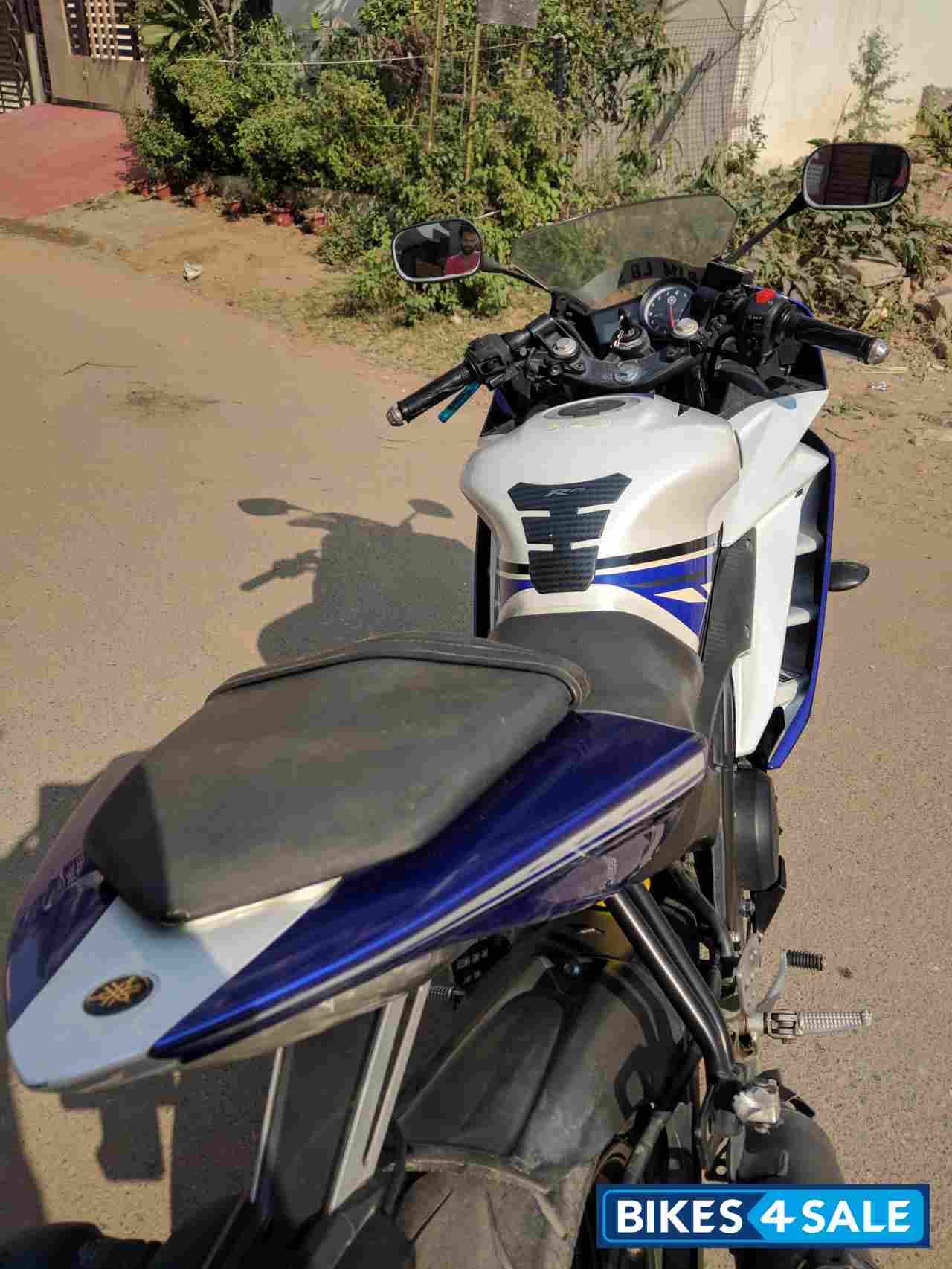 White-blue Yamaha YZF R15 V2 White-blue Yamaha YZF R15 V2