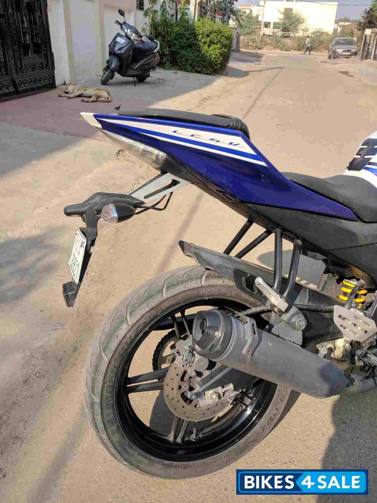 White-blue Yamaha YZF R15 V2 White-blue Yamaha YZF R15 V2