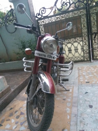 Red Royal Enfield Classic 500