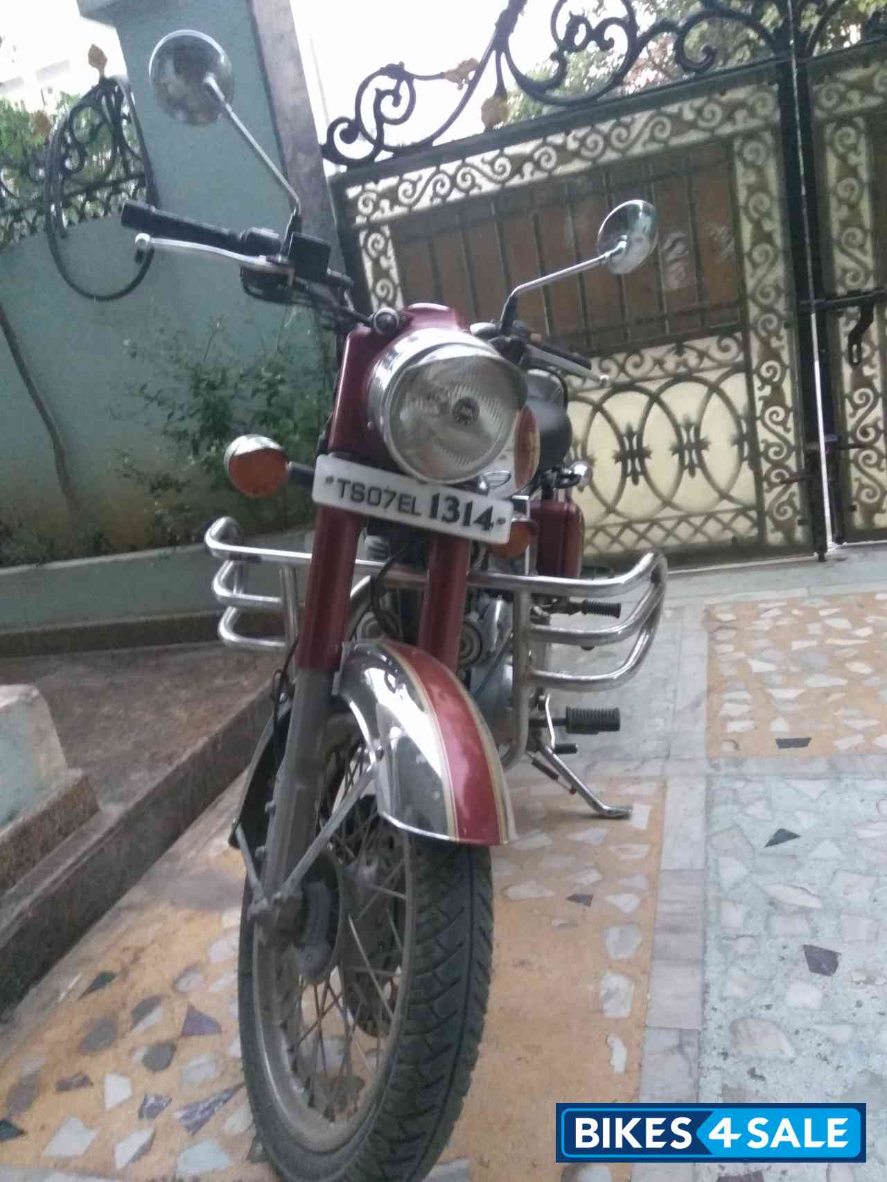 Red Royal Enfield Classic 500