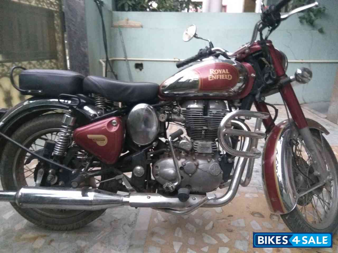 Red Royal Enfield Classic 500