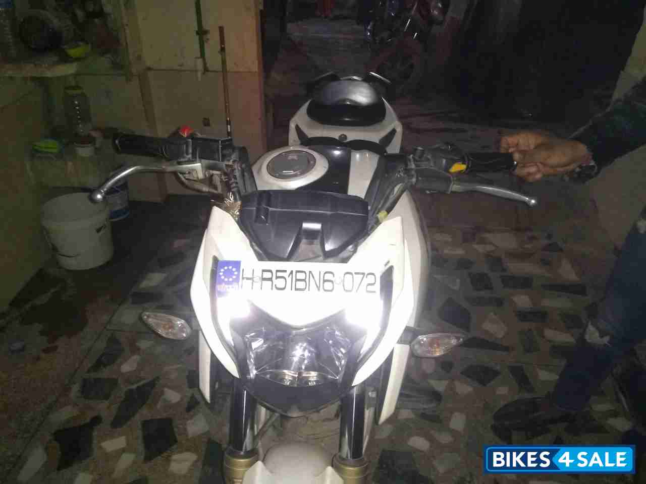 White TVS Apache RTR 200 4V