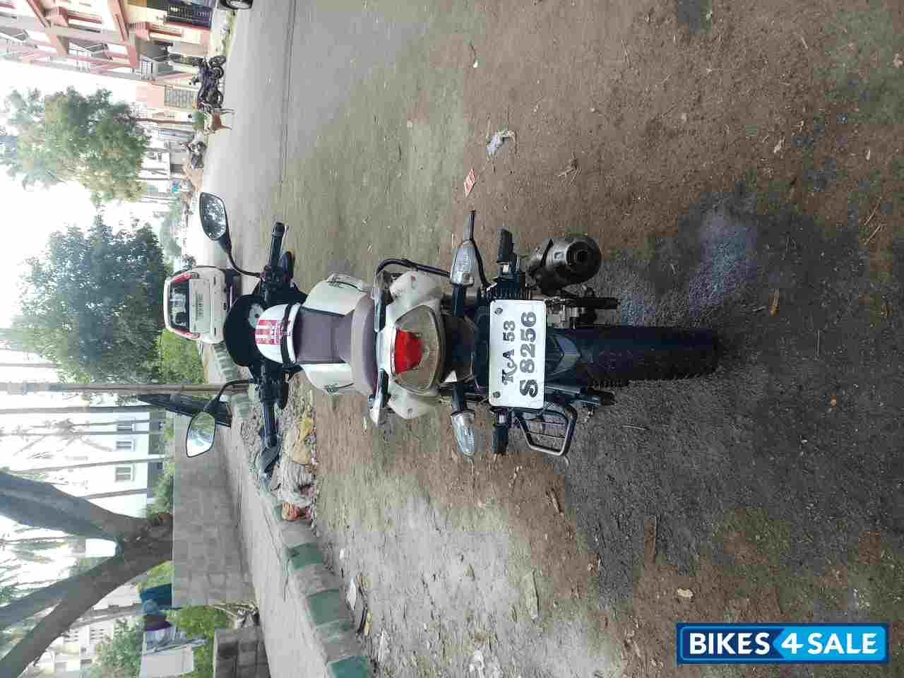 White TVS Apache RTR 180