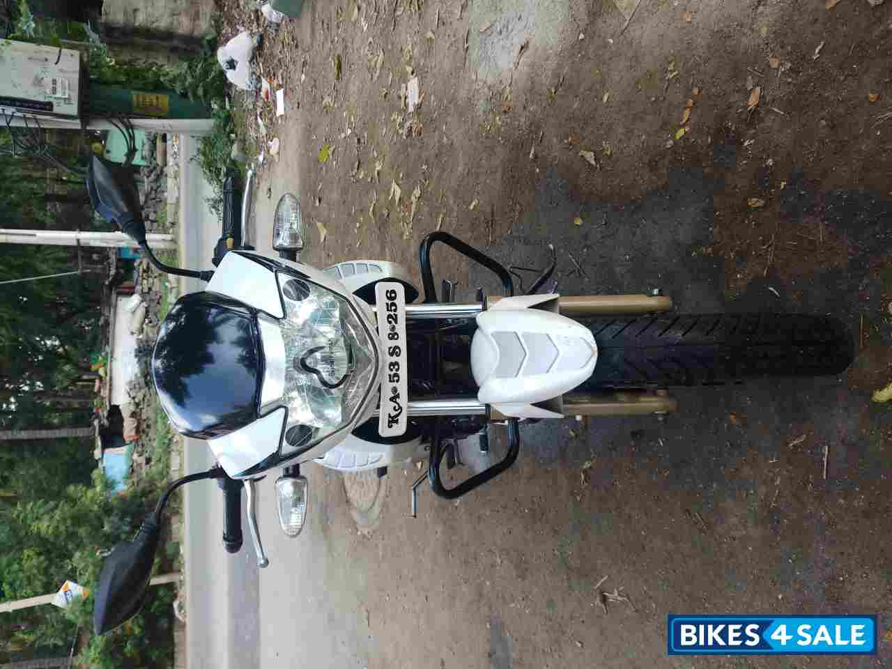 White TVS Apache RTR 180