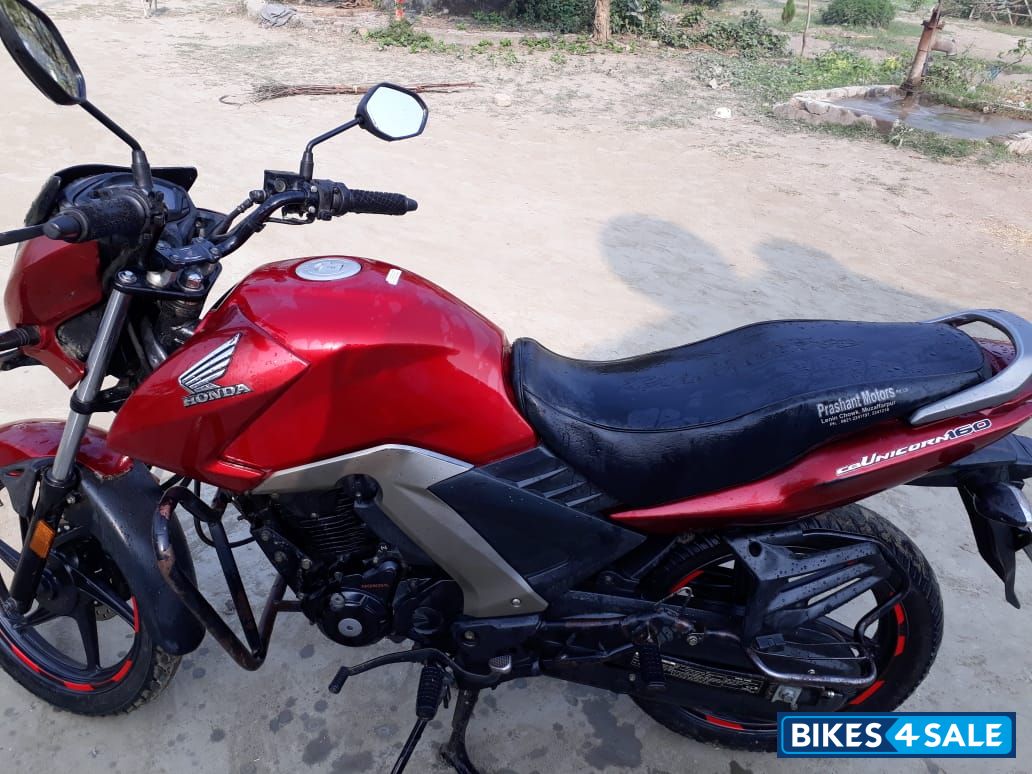 Red-black Honda CB Unicorn 160