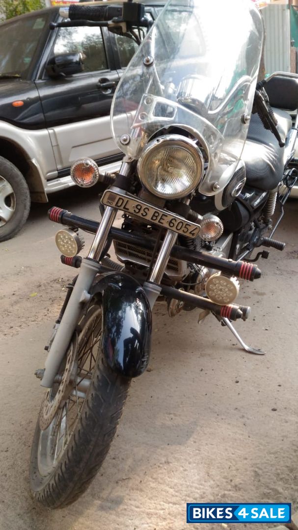 Black Bajaj Avenger Cruise 220 Black Bajaj Avenger Cruise 220