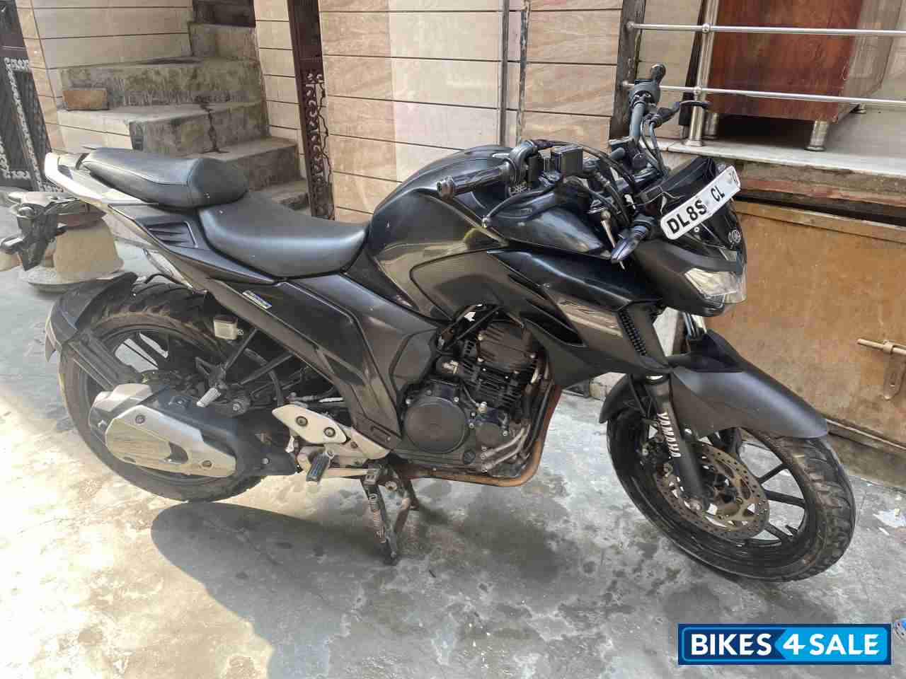 Black Yamaha FZ25