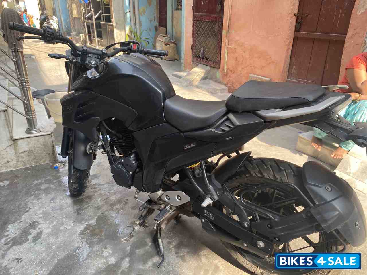 Black Yamaha FZ25