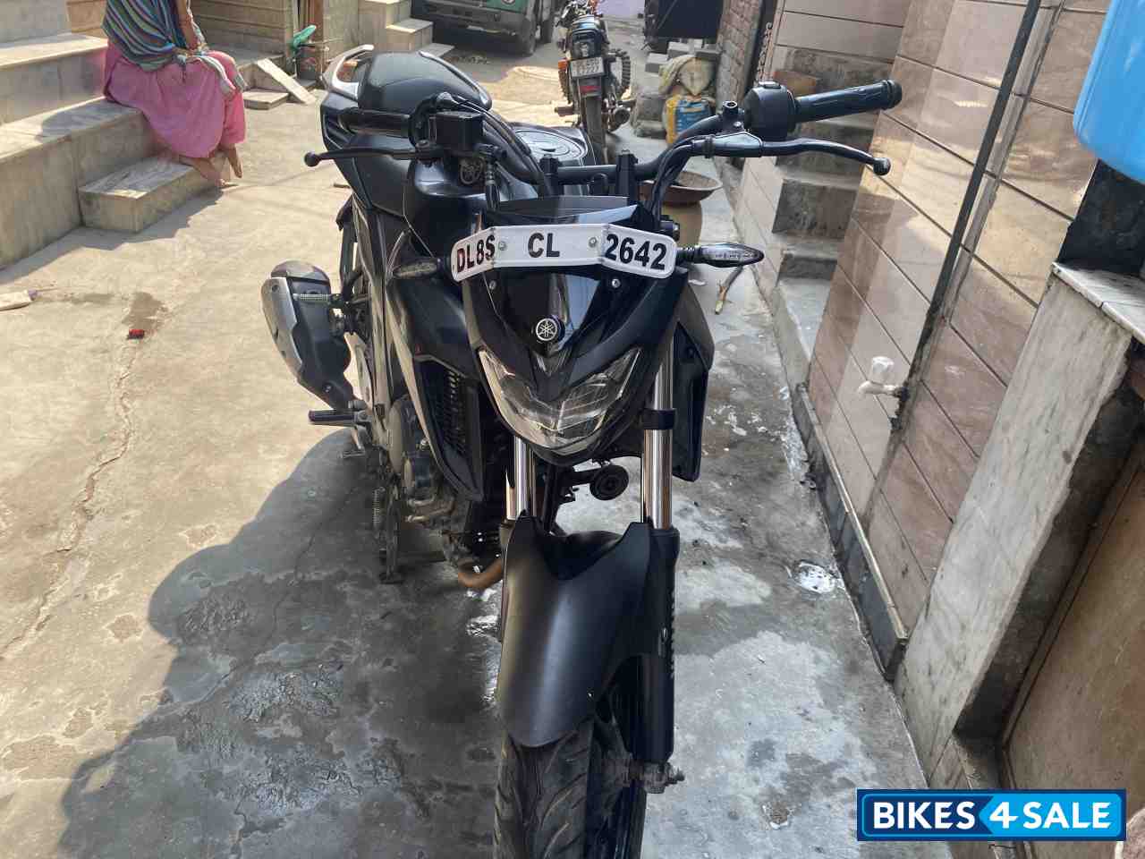 Black Yamaha FZ25