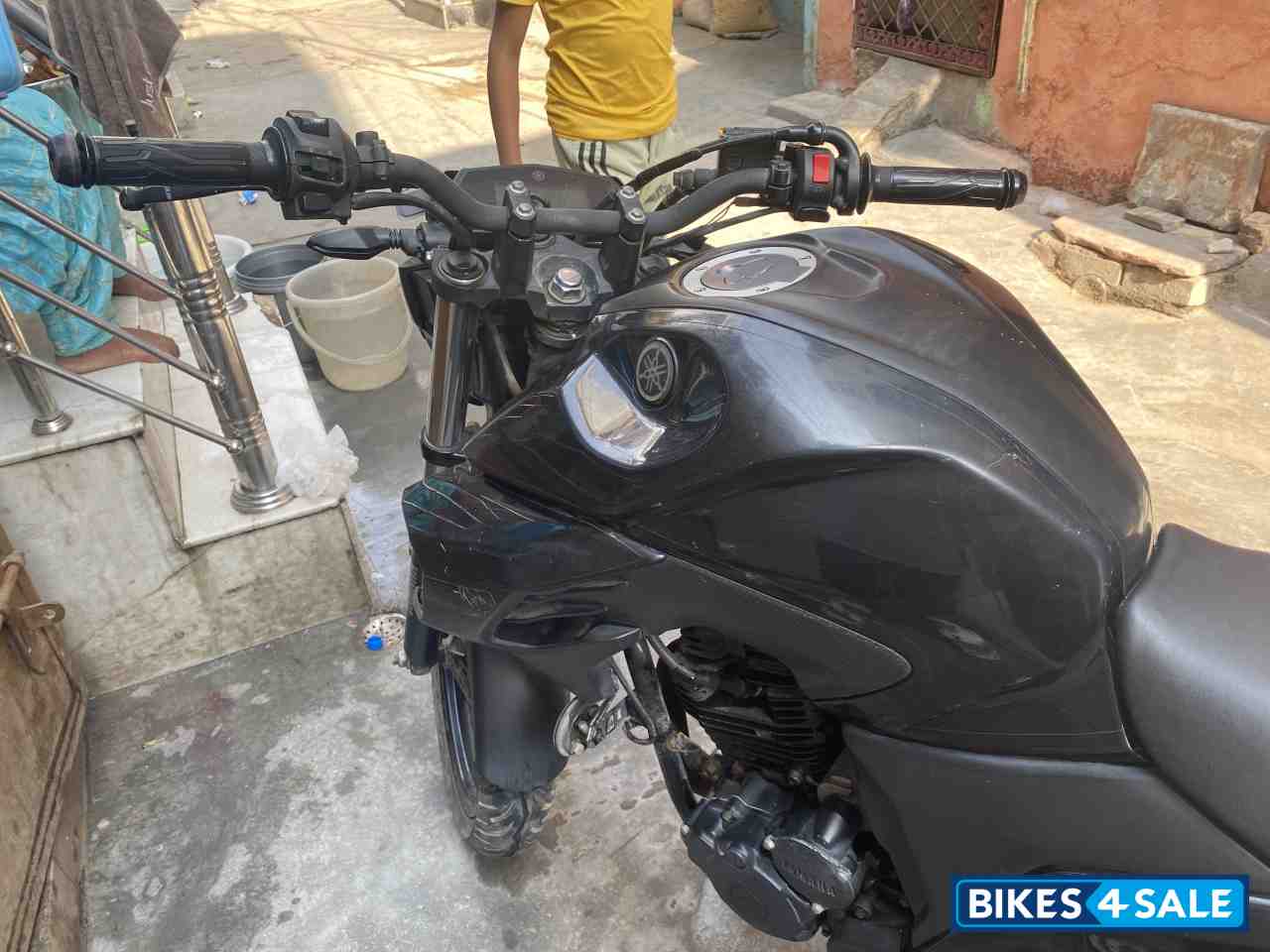 Black Yamaha FZ25