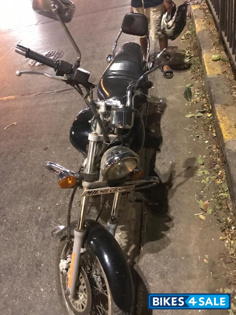 Black Bajaj Avenger 220 DTS-i