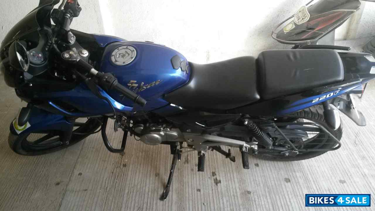 Blue/black Bajaj Pulsar 220F