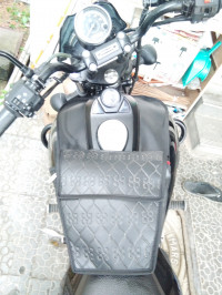 Black Bajaj Avenger 180 DTS-i