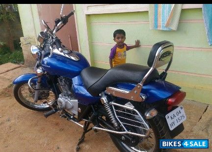 Blue Bajaj Avenger 220 DTS-i