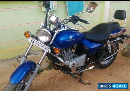 Blue Bajaj Avenger 220 DTS-i