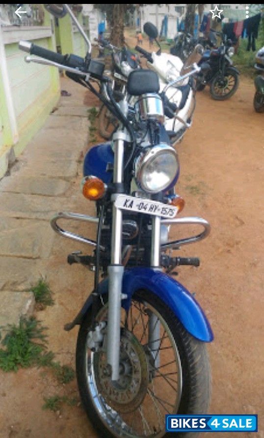 Blue Bajaj Avenger 220 DTS-i
