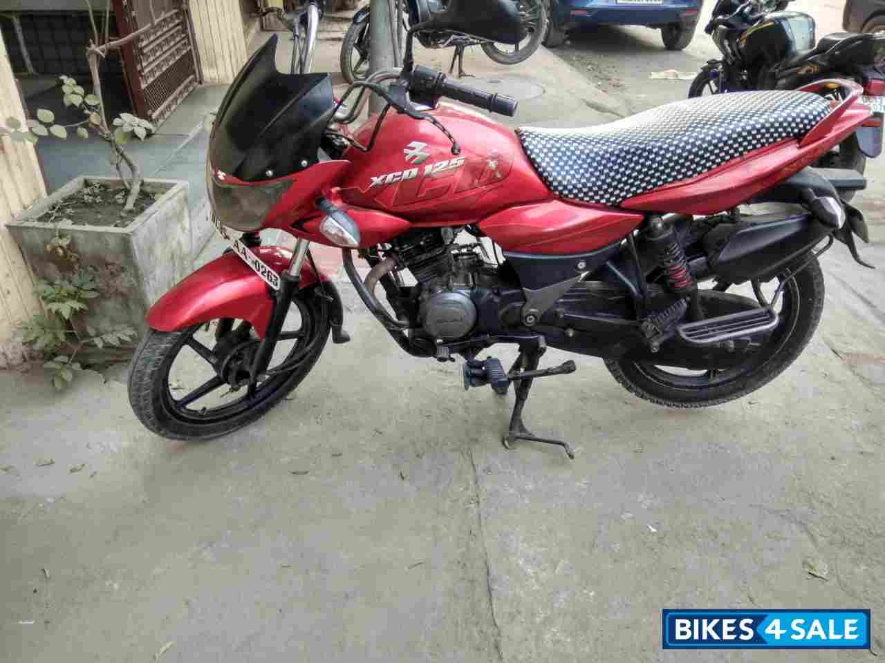 Wine Red Bajaj XCD 125 DTS-Si Wine Red Bajaj XCD 125 DTS-Si