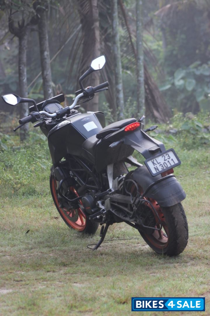 Ebony Black KTM Duke 200 Ebony Black KTM Duke 200