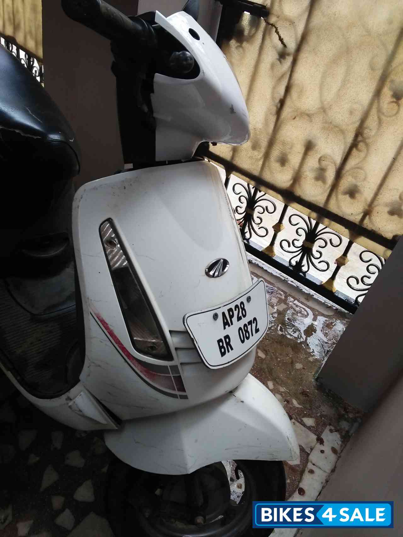 White Mahindra Duro