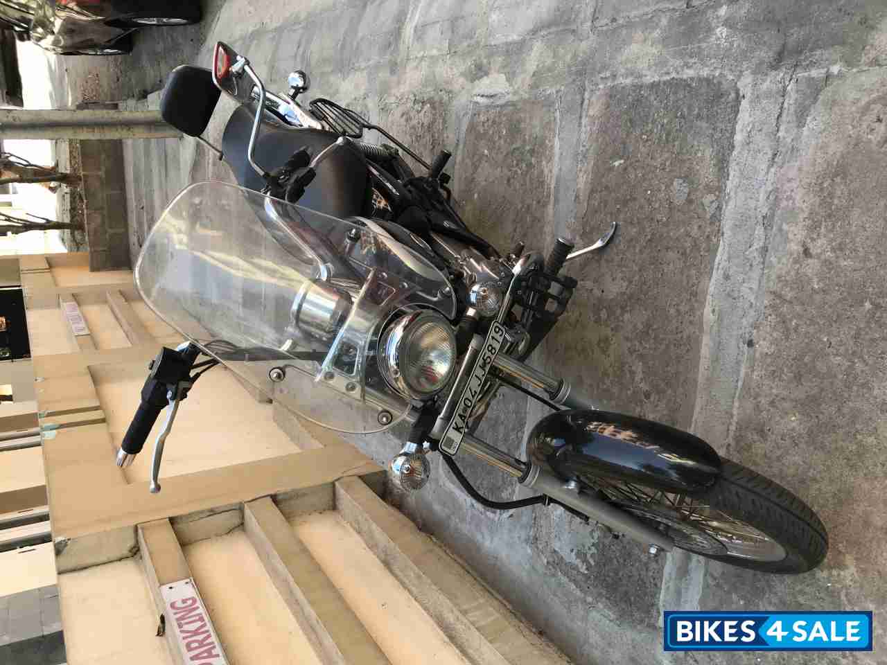 Black Bajaj Avenger Cruise 220 Black Bajaj Avenger Cruise 220