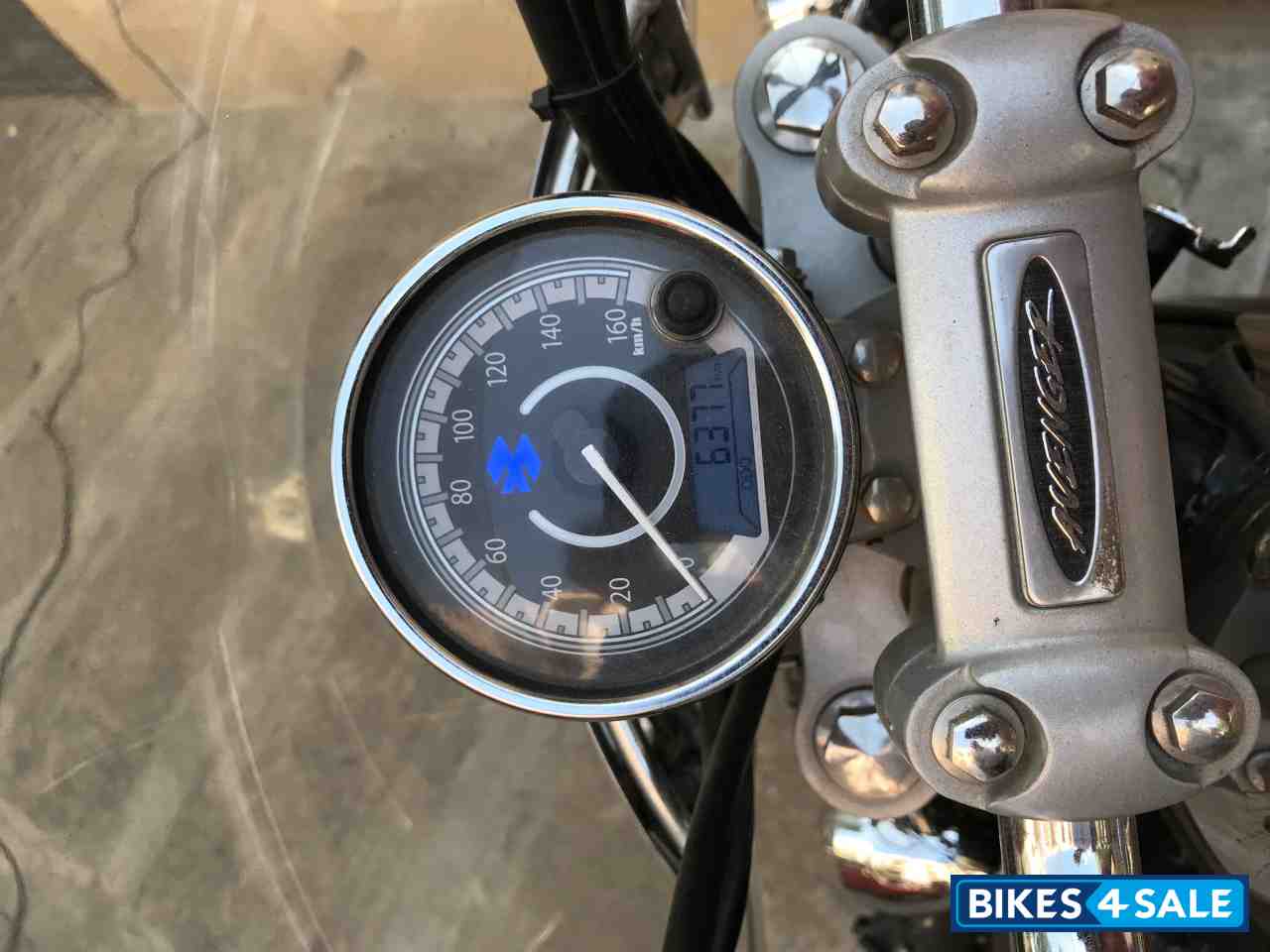 Black Bajaj Avenger Cruise 220 Black Bajaj Avenger Cruise 220