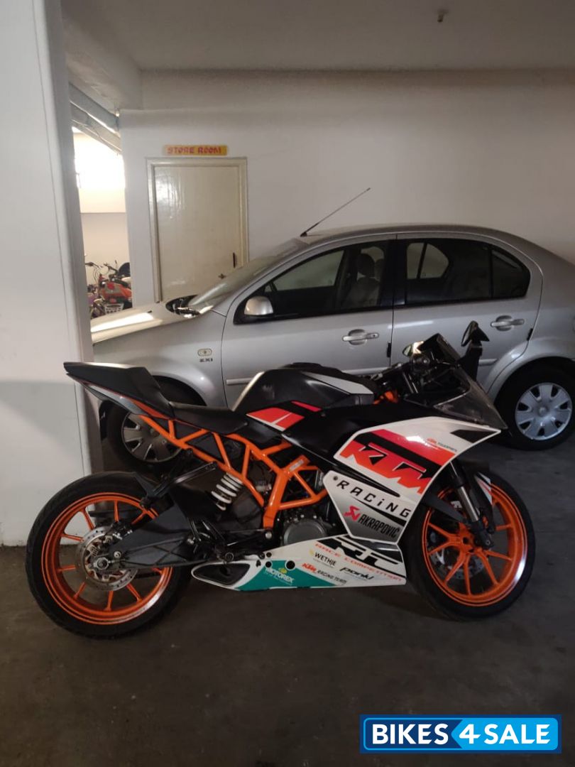 Orange KTM RC 390