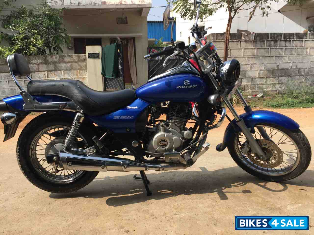 Blue Bajaj Avenger Cruise 220