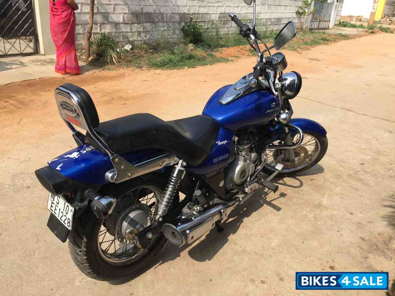 Blue Bajaj Avenger Cruise 220