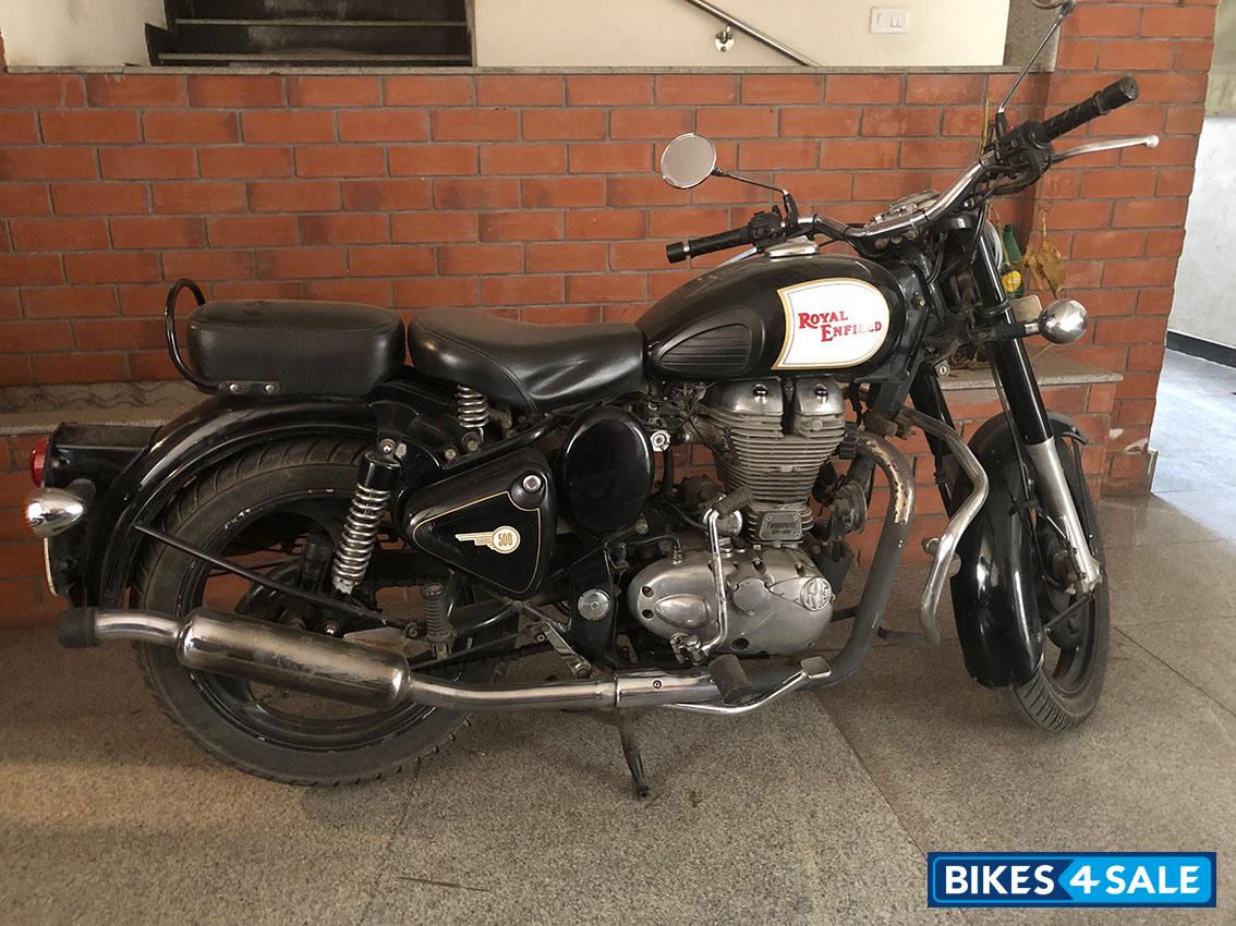 Black Royal Enfield Classic 500