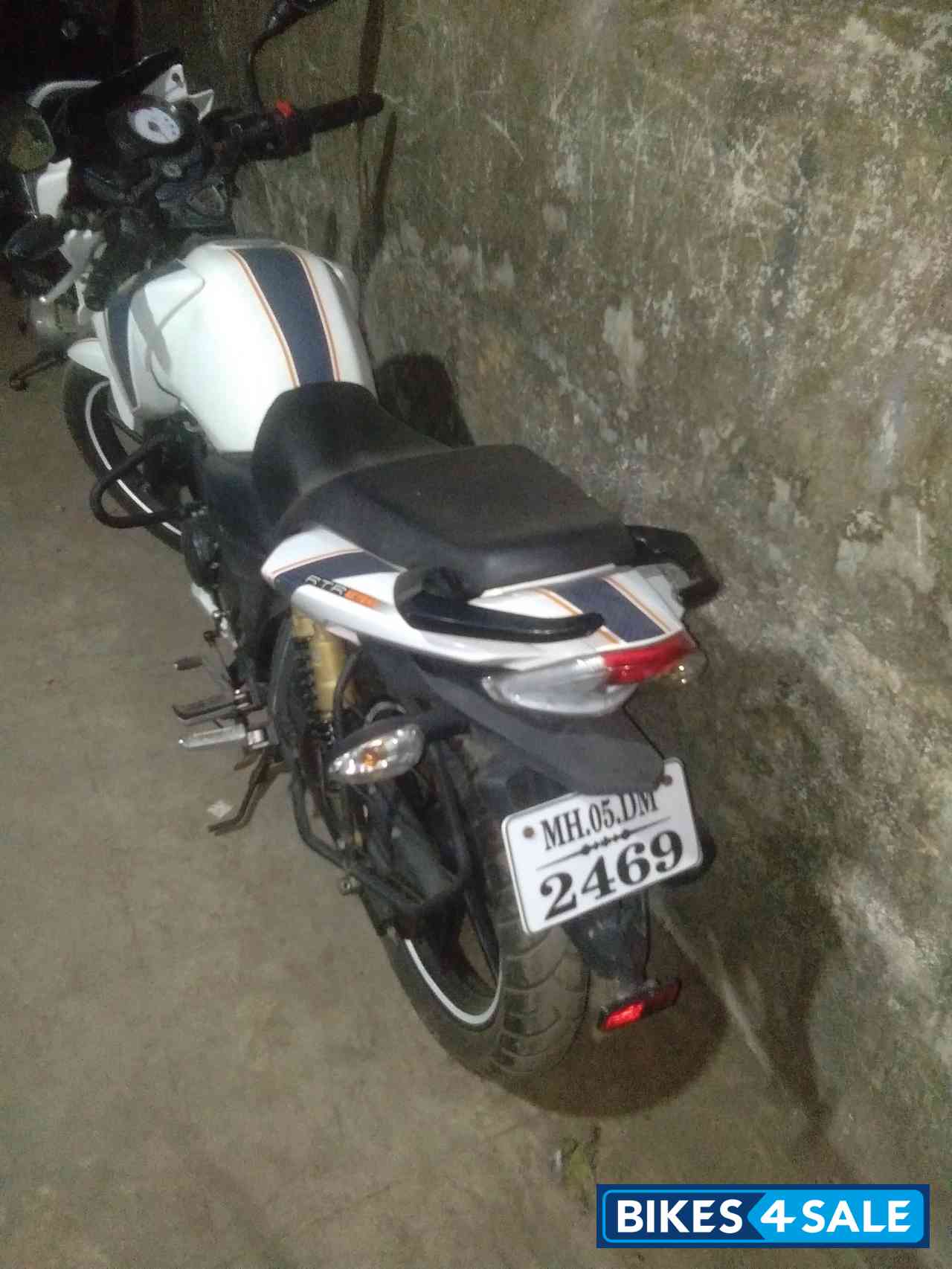 White TVS Apache RTR 160 White TVS Apache RTR 160