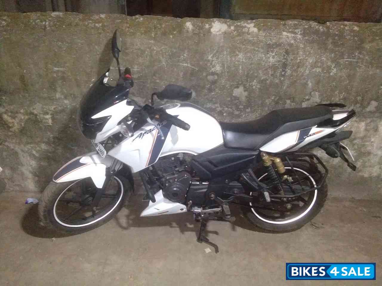 White TVS Apache RTR 160 White TVS Apache RTR 160