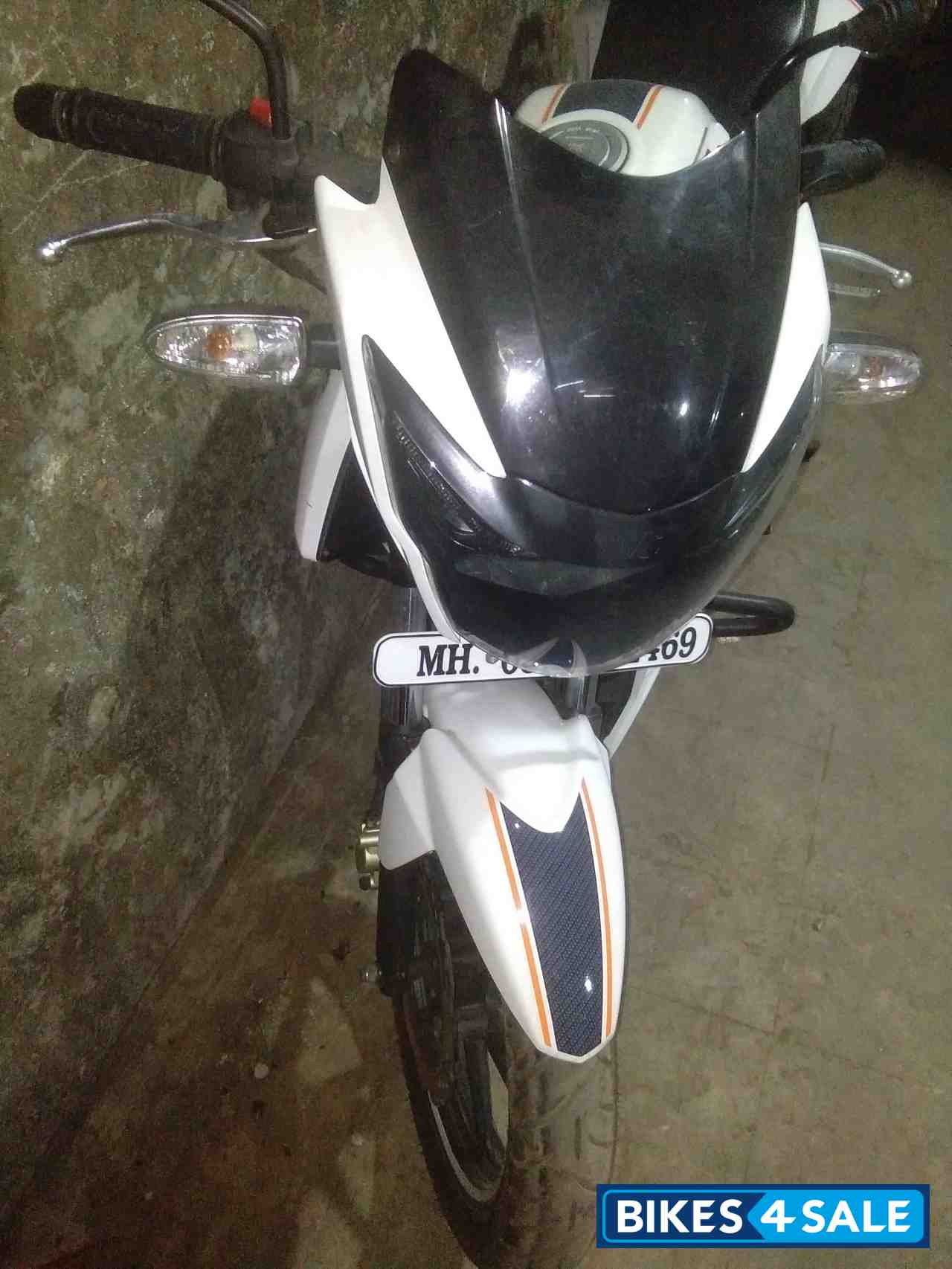 White TVS Apache RTR 160 White TVS Apache RTR 160
