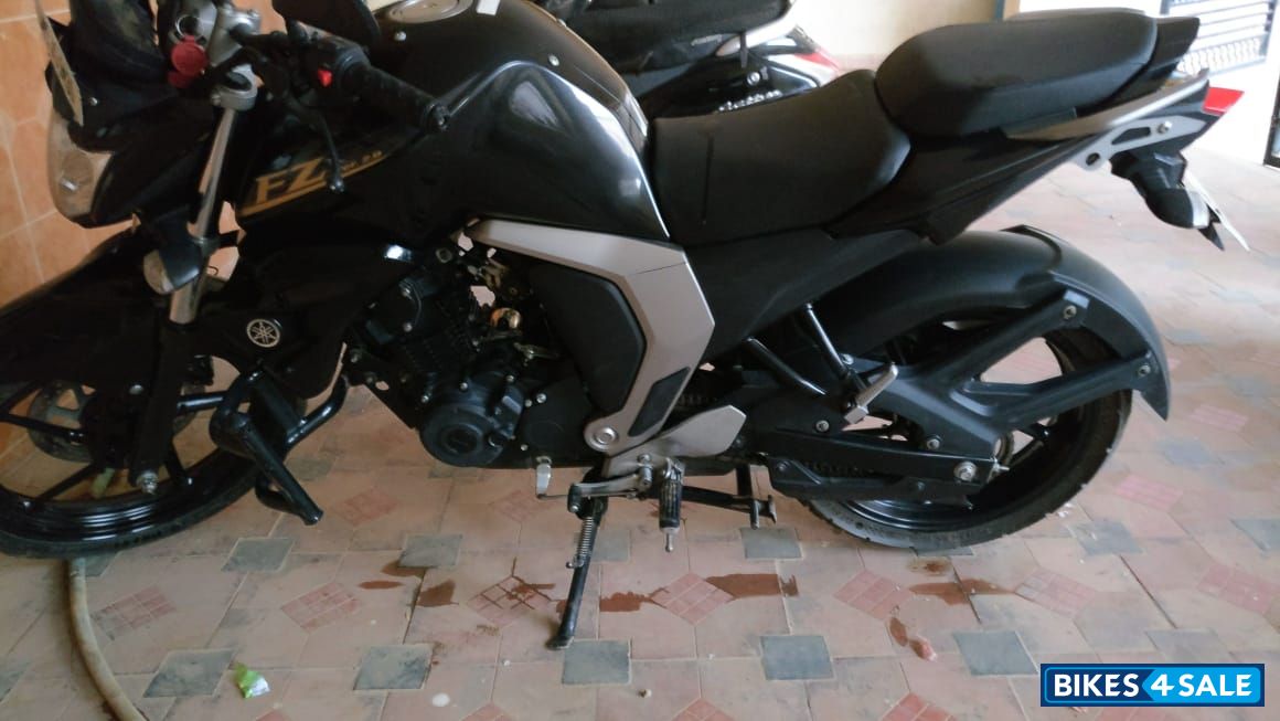Black Yamaha FZ FI V2 Black Yamaha FZ FI V2