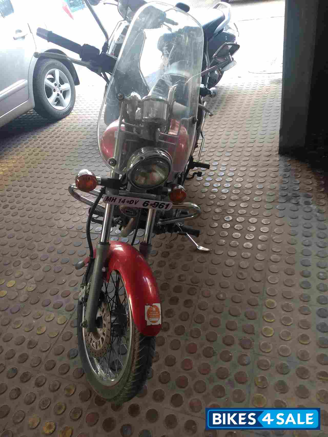 Red Bajaj Avenger 220 DTS-i