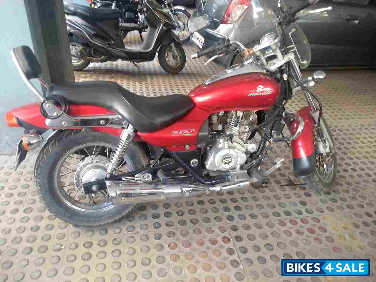 Red Bajaj Avenger 220 DTS-i