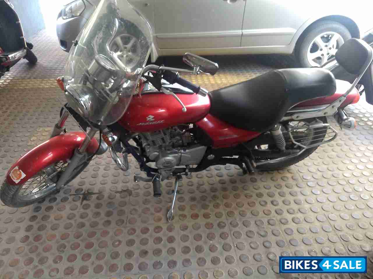 Red Bajaj Avenger 220 DTS-i