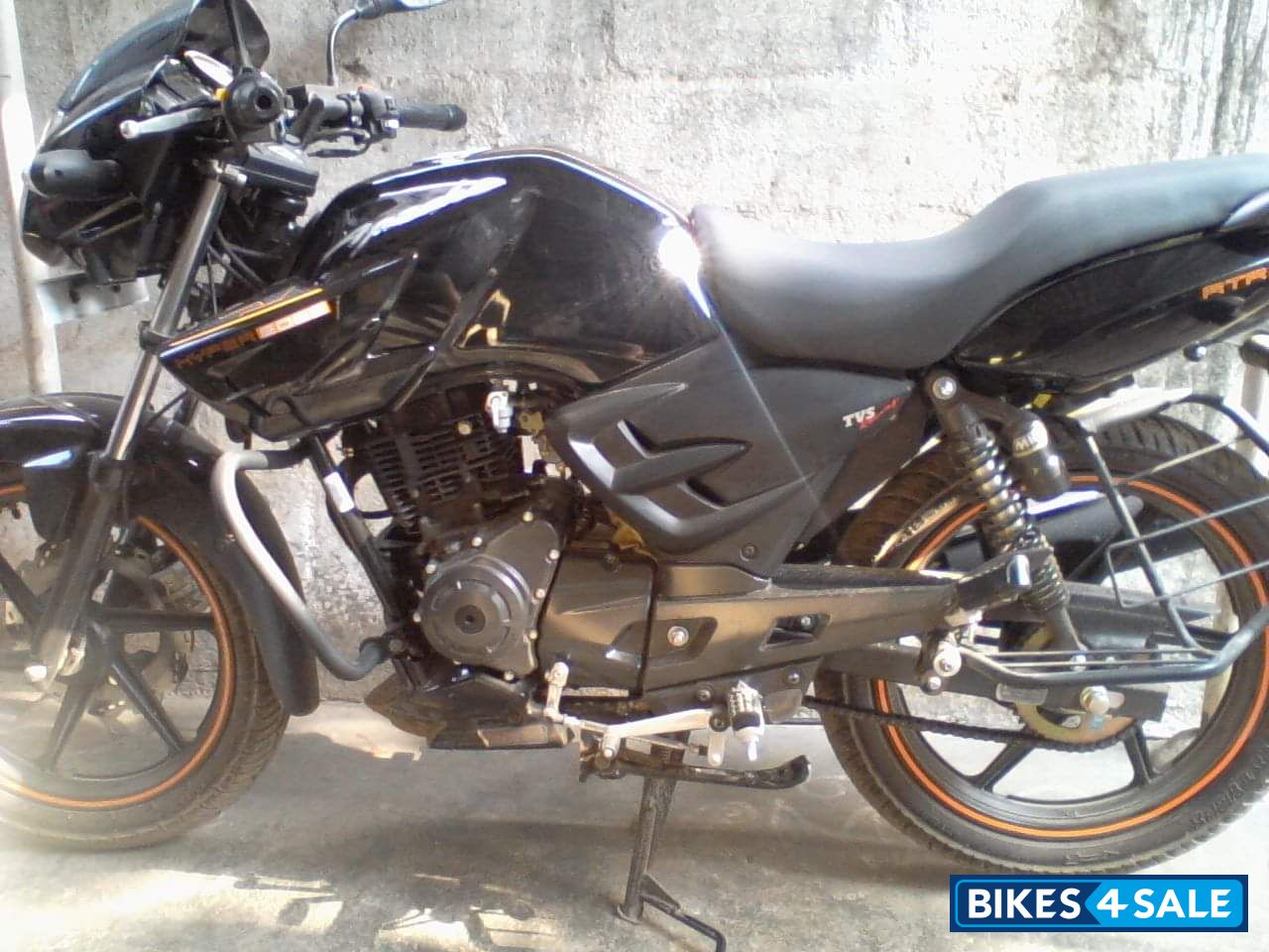 Black TVS Apache RTR 160