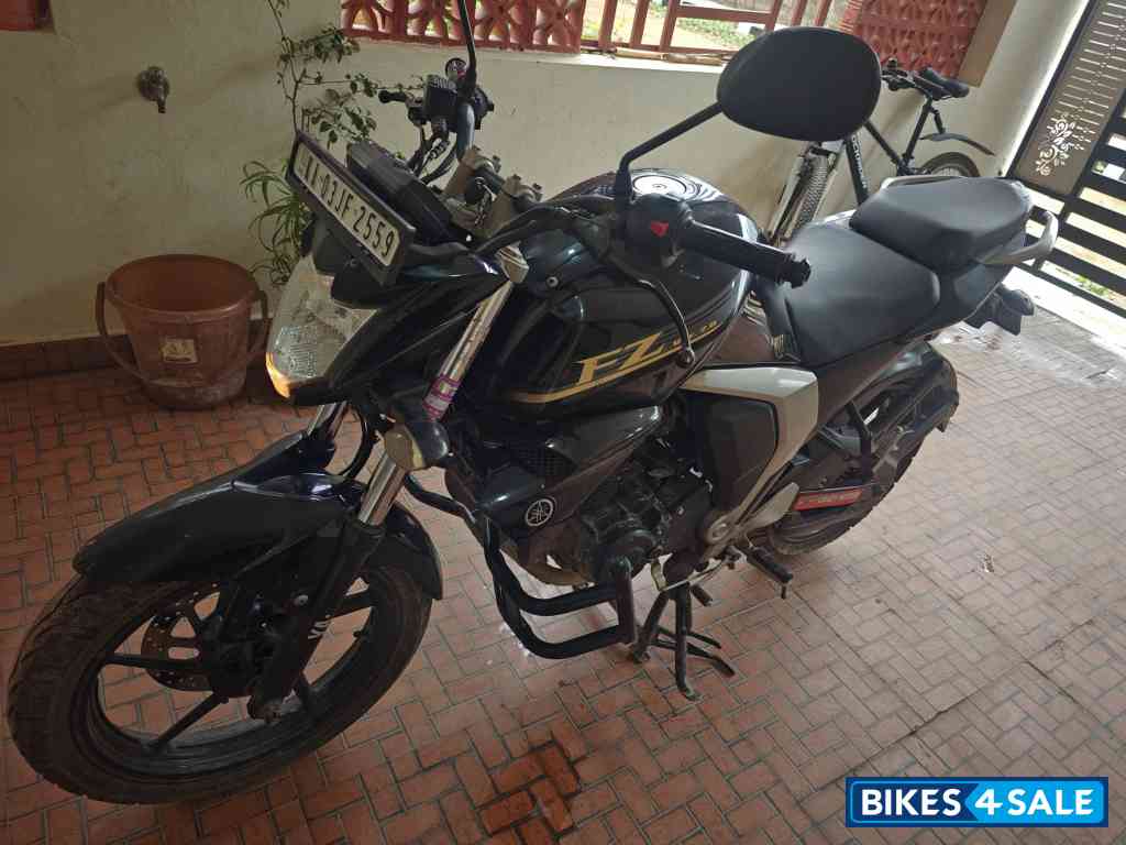 Black Yamaha FZ FI V2