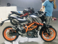 Black KTM Duke 390