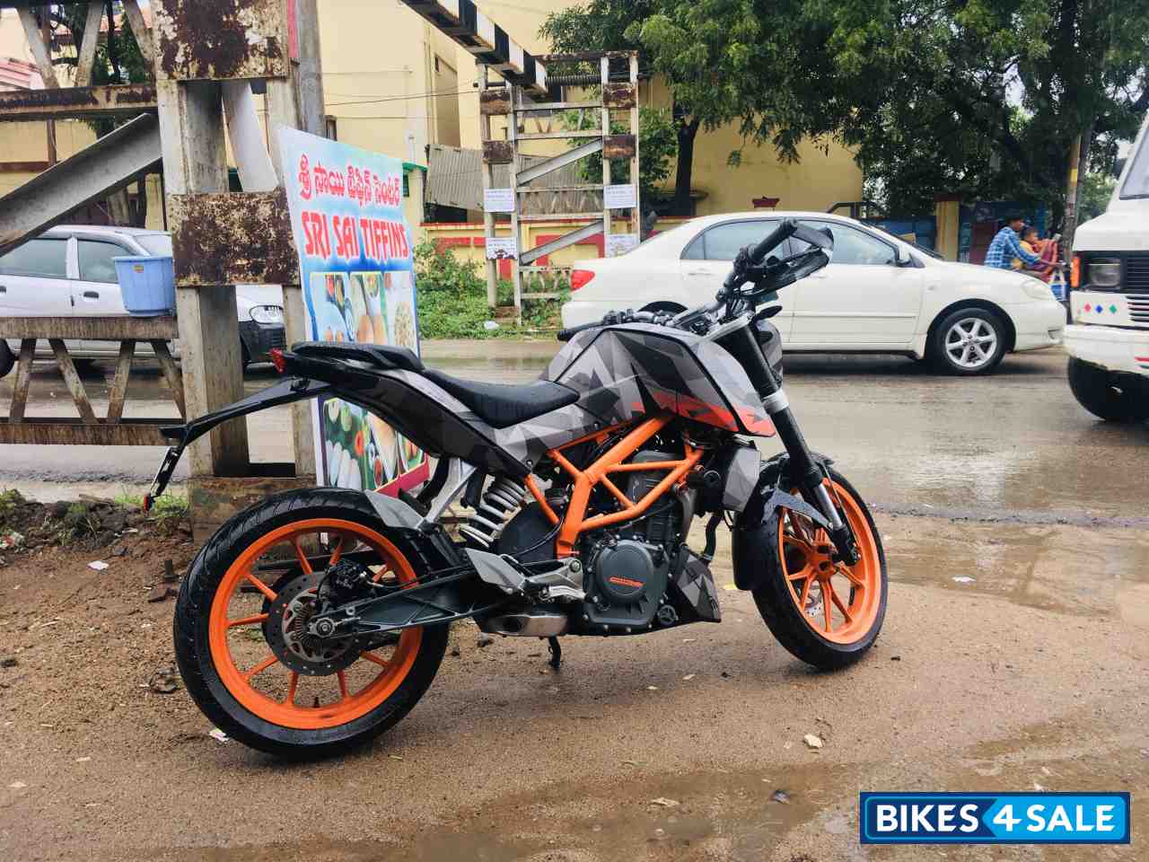 Black KTM Duke 390