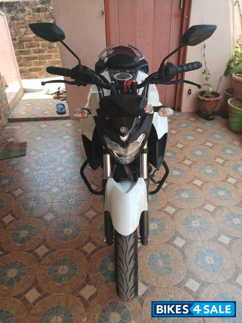 White Yamaha FZ25