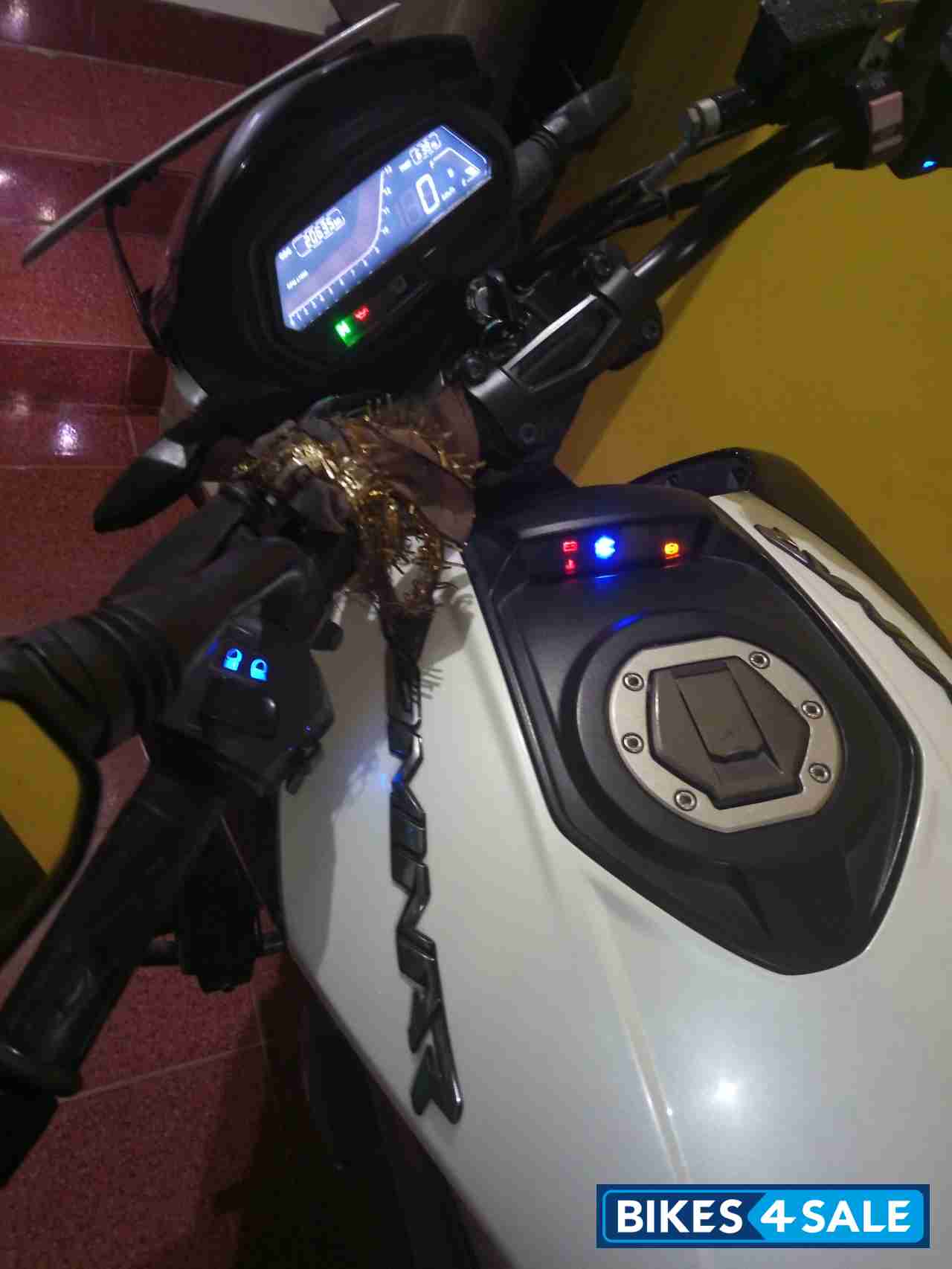 White Bajaj Dominar 400 Disc